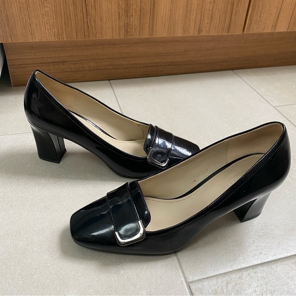 Black Naturalizer Pumps - Picture 2 of 8